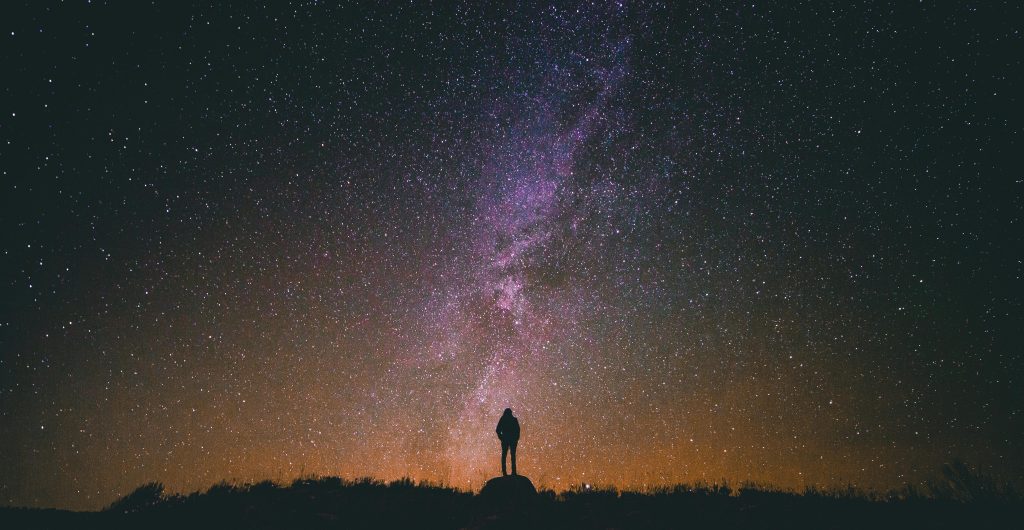 Silhouette sous un ciel étoilé